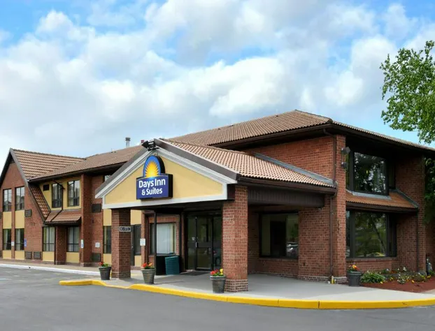 Days Inn by Wyndham Utica hotel detail image 1