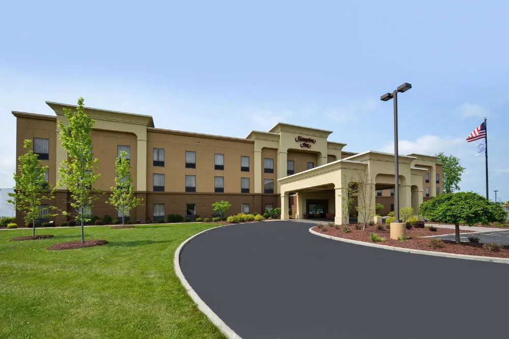 Hampton Inn Utica hotel hero