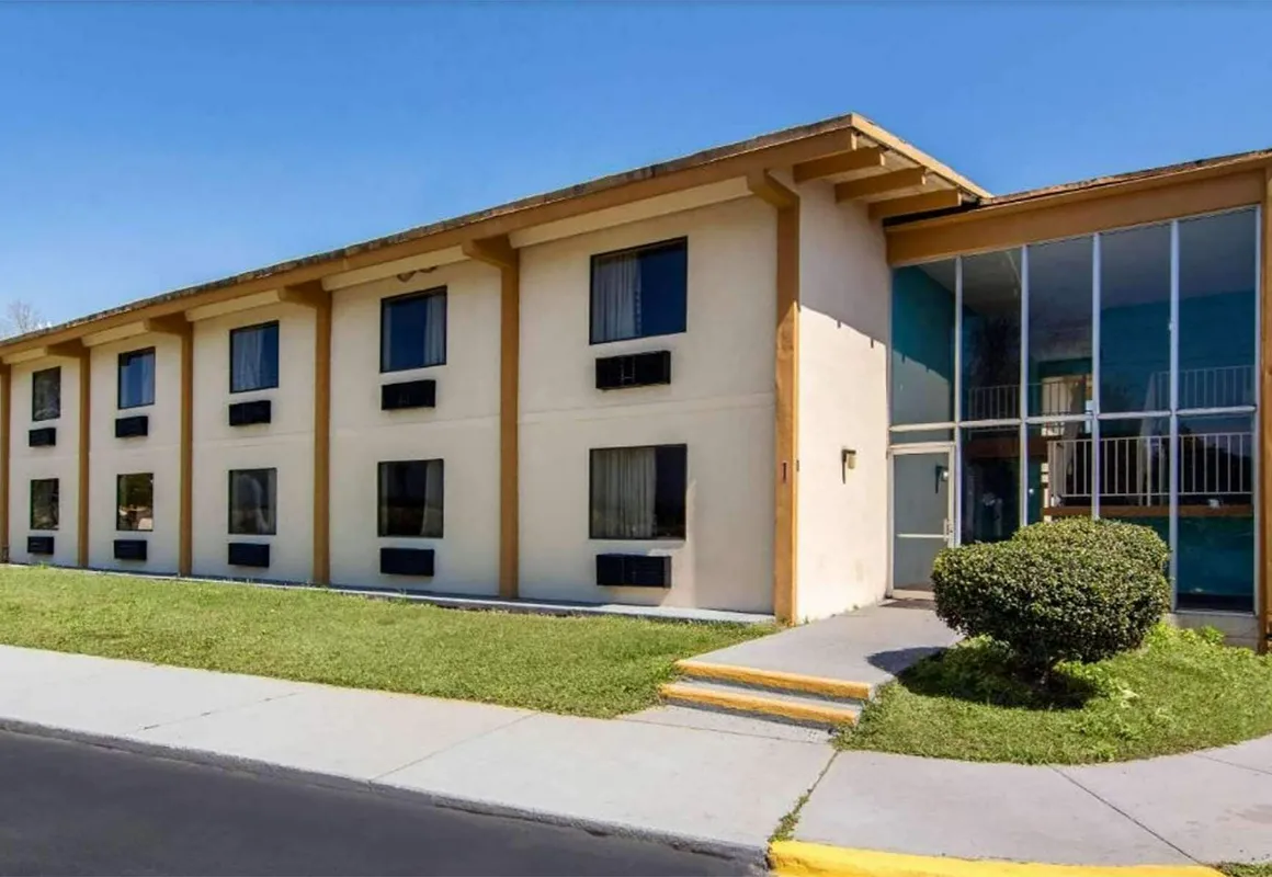 Travelodge by Wyndham Forsyth hotel hero