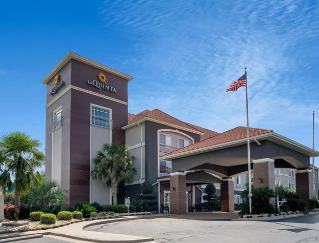 La Quinta Inn & Suites by Wyndham Prattville hotel detail image 1