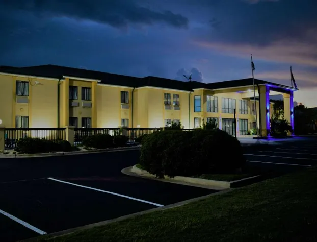 Days Inn by Wyndham Montgomery hotel detail image 3