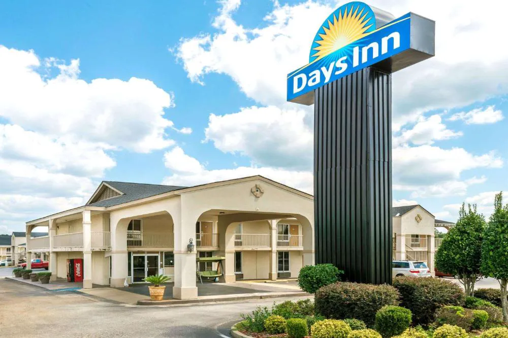 Days Inn by Wyndham Shorter hotel hero