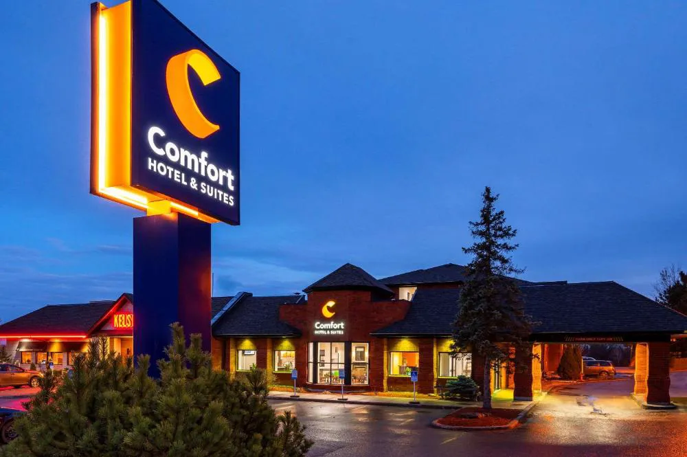 Comfort Hotel & Suites hotel hero