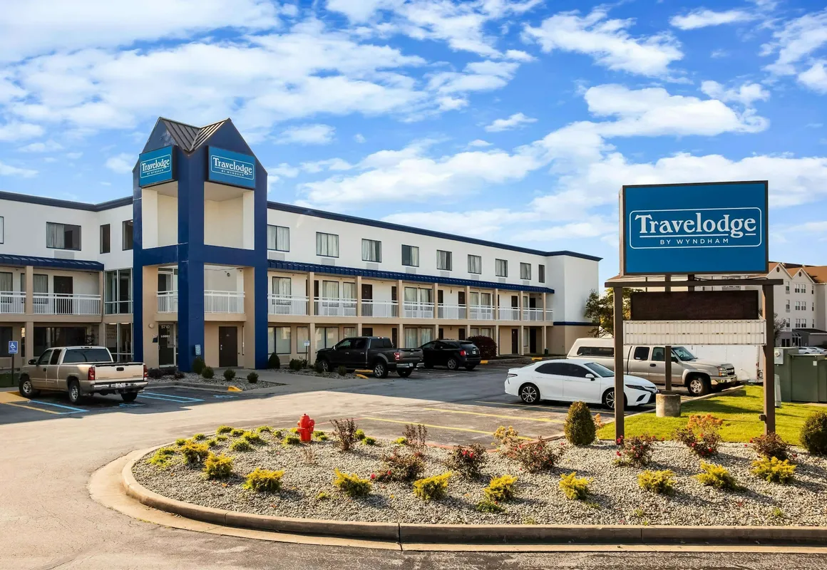 Travelodge by Wyndham Fort Wayne North hotel hero