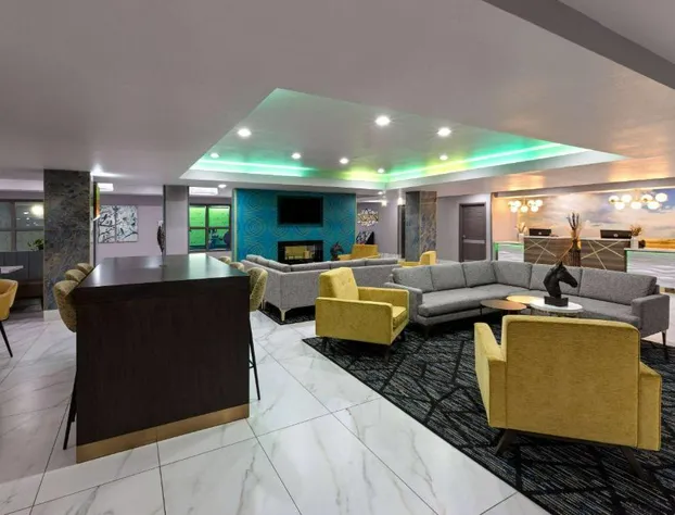 La Quinta Inn & Suites by Wyndham Olathe hotel detail image 2