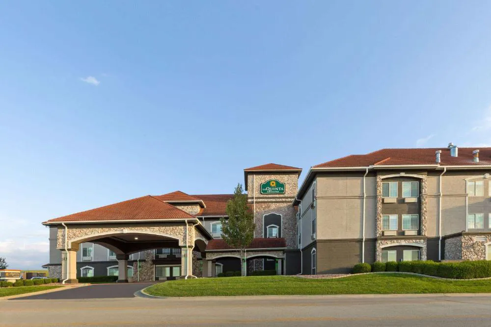 La Quinta Inn & Suites by Wyndham Olathe hotel hero