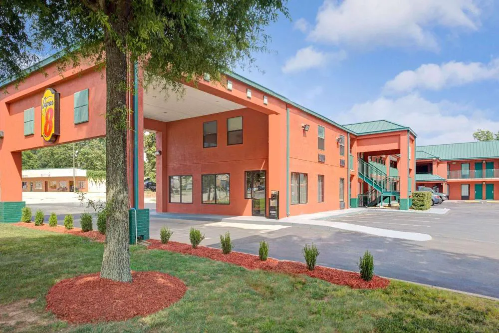 Super 8 by Wyndham Gainesville hotel hero