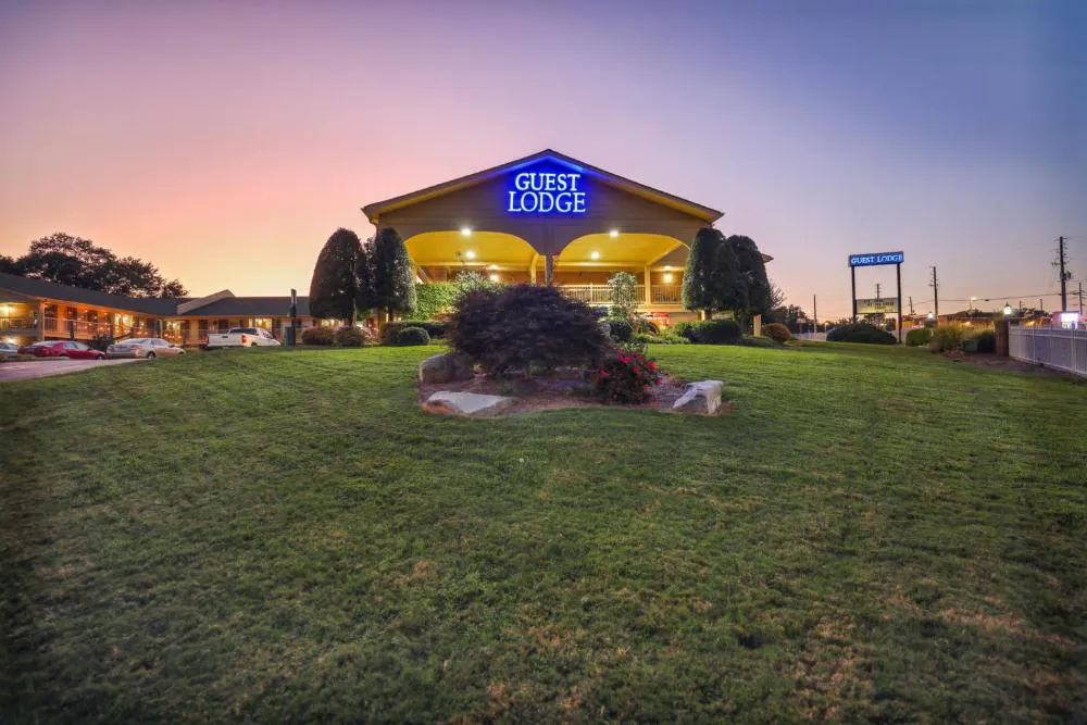 The Guest Lodge Gainesville hotel hero