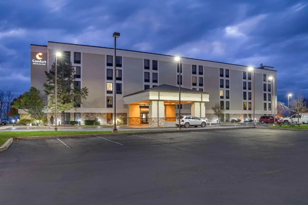 Comfort Inn & Suites hotel hero