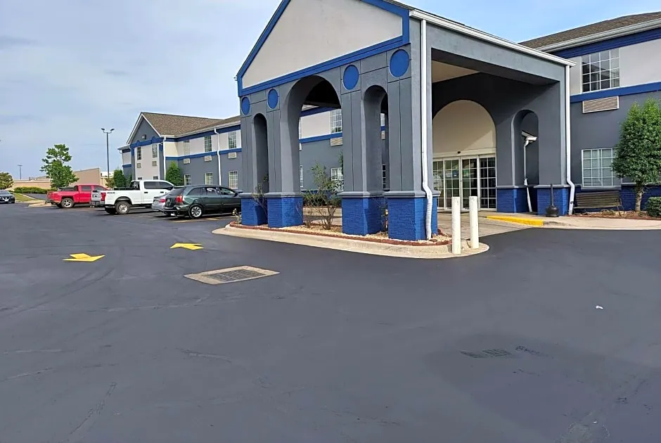 Days Inn & Suites by Wyndham Huntsville hotel hero