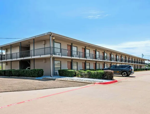 Econo Lodge Texarkana I-30 hotel detail image 2