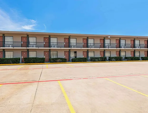 Econo Lodge Texarkana I-30 hotel detail image 3