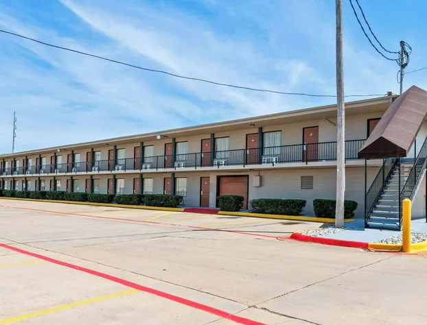 Econo Lodge Texarkana I-30 hotel detail image 4