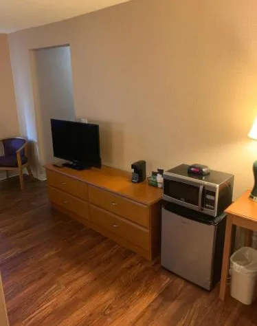 Super 8 by Wyndham Kingston hotel detail image 4