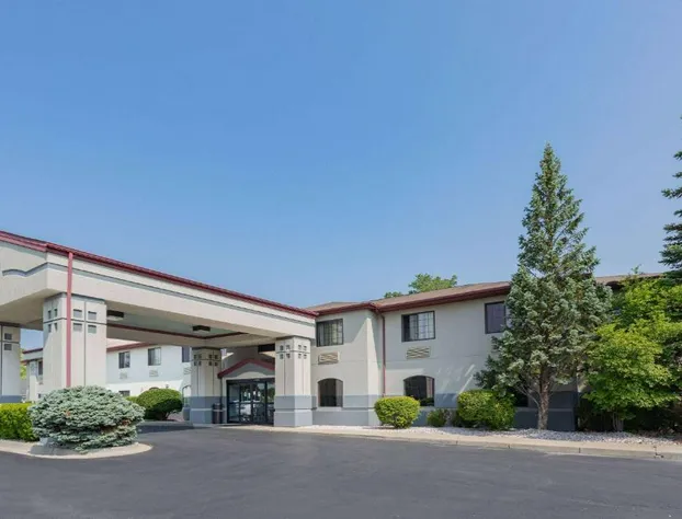 Super 8 by Wyndham Marysville/Port Huron Area hotel detail image 1