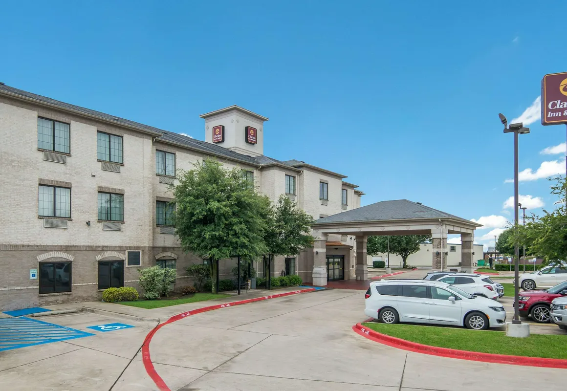 Clarion Inn & Suites Weatherford South hotel hero