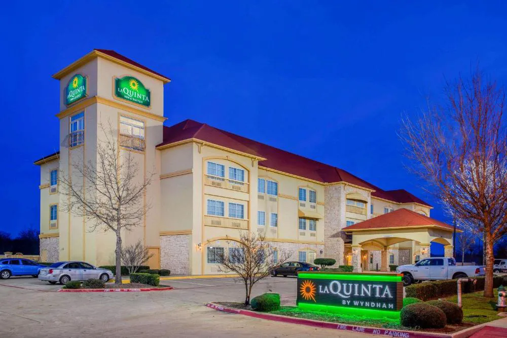 La Quinta Inn & Suites by Wyndham Ennis hotel hero