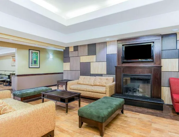 La Quinta Inn & Suites by Wyndham Ennis hotel detail image 4