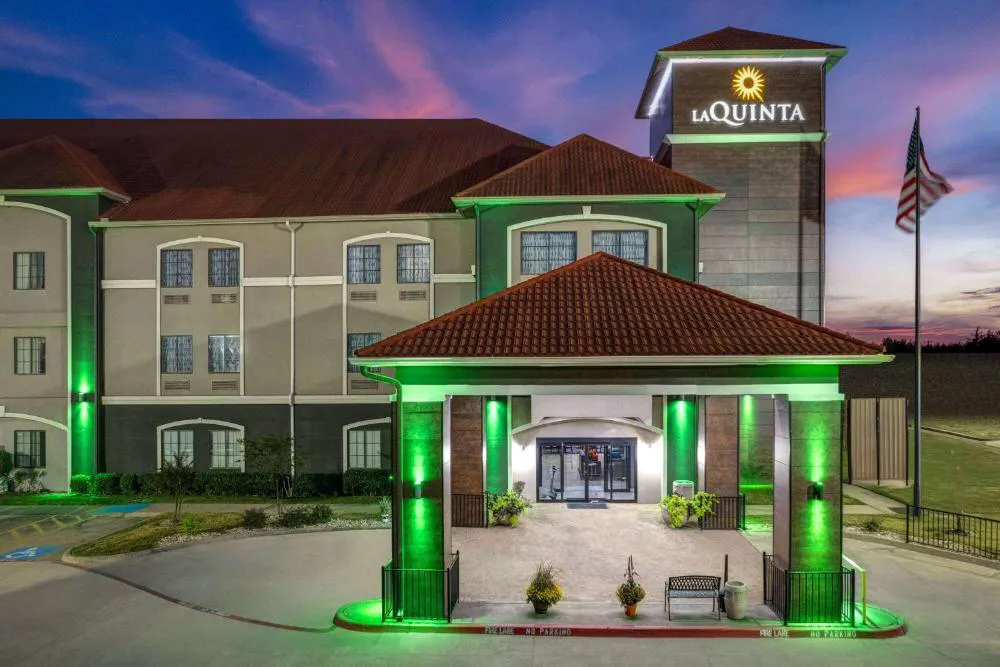 La Quinta Inn & Suites by Wyndham Alvarado hotel hero