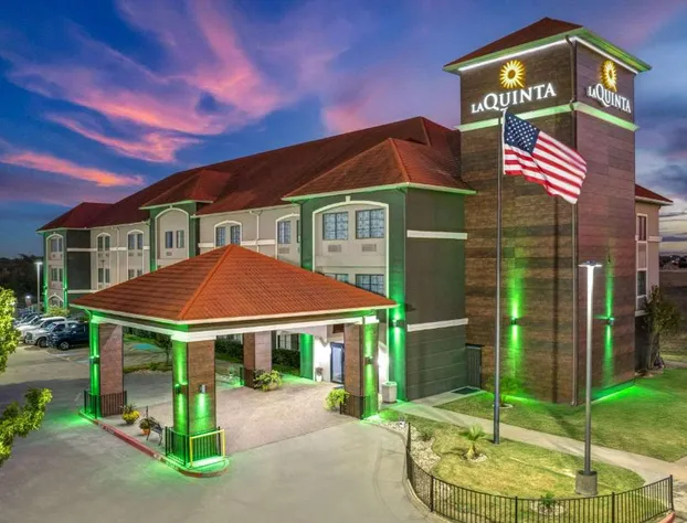 La Quinta Inn & Suites by Wyndham Alvarado hotel detail image 1