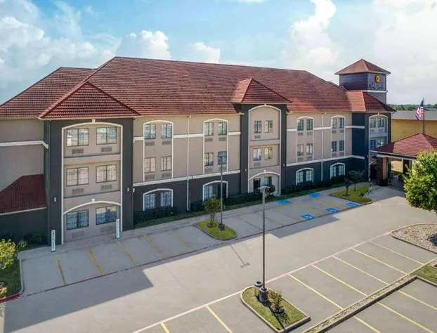 La Quinta Inn & Suites by Wyndham Alvarado hotel detail image 3