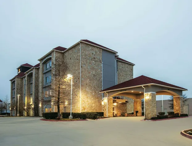La Quinta Inn & Suites by Wyndham Mansfield TX hotel detail image 1