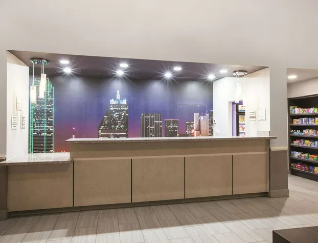 La Quinta Inn & Suites by Wyndham Mansfield TX hotel detail image 2