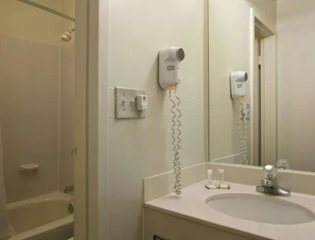 Travelodge by Wyndham Lansing IL hotel detail image 3