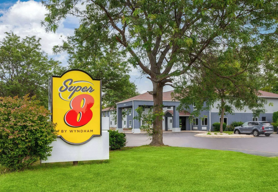 Super 8 by Wyndham McHenry/Fox Lake Area hotel hero