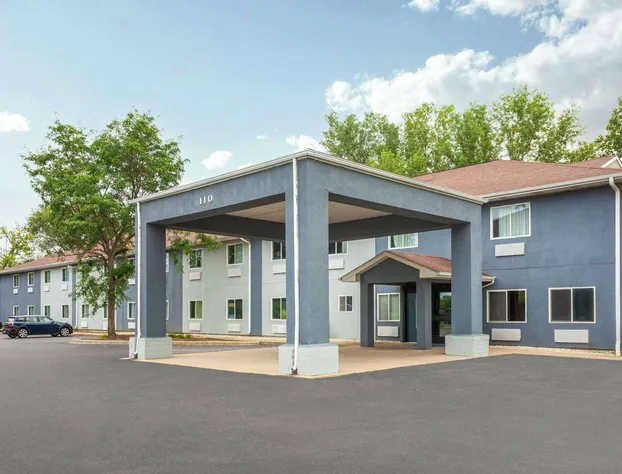 Super 8 by Wyndham McHenry/Fox Lake Area hotel detail image 2