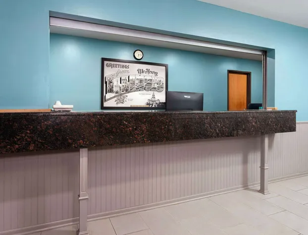 Super 8 by Wyndham McHenry/Fox Lake Area hotel detail image 3