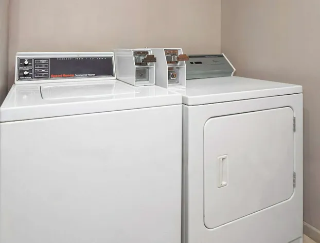 Super 8 by Wyndham McHenry/Fox Lake Area hotel detail image 4