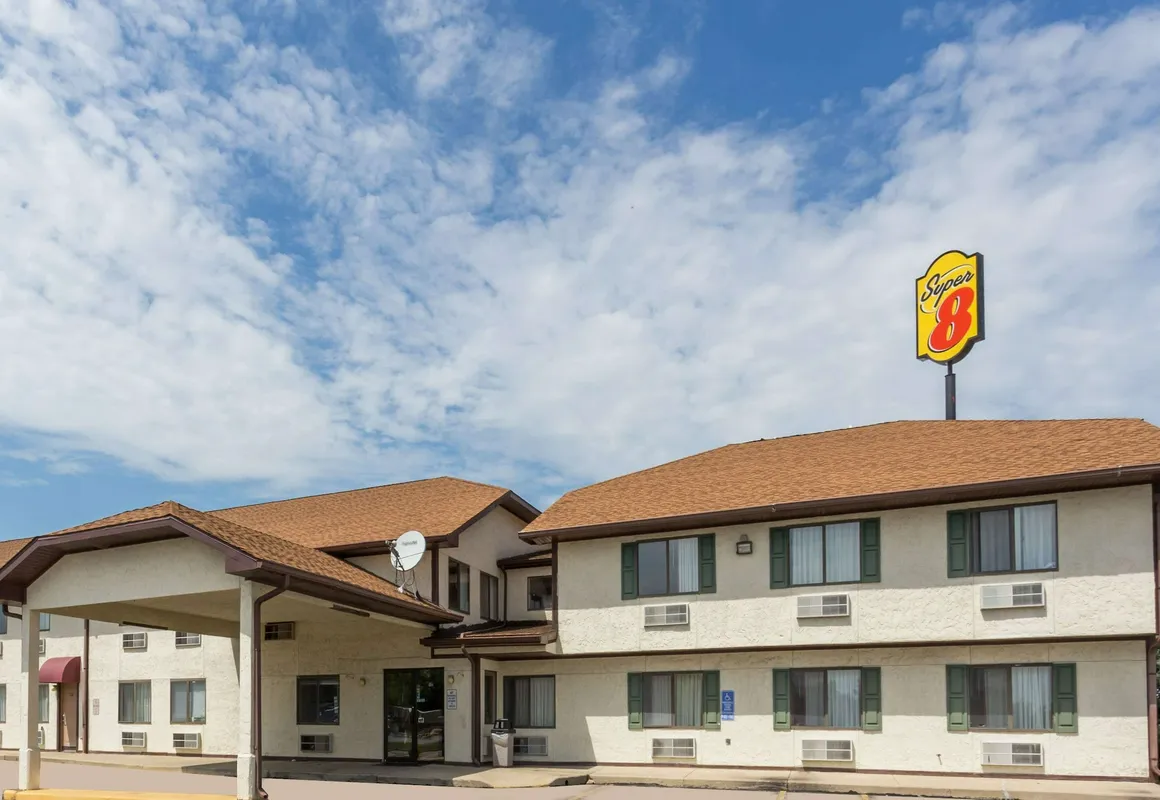 Super 8 by Wyndham Morris hotel hero