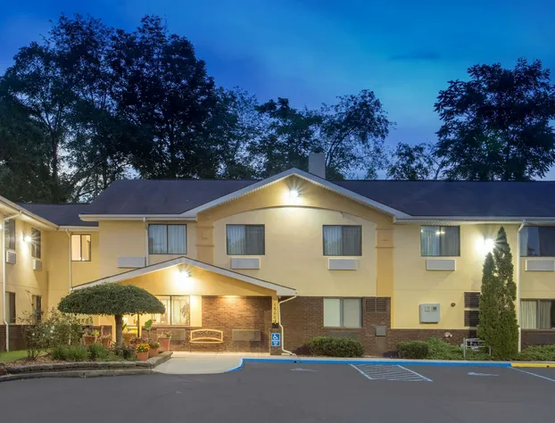 Super 8 by Wyndham Radford VA hotel detail image 1