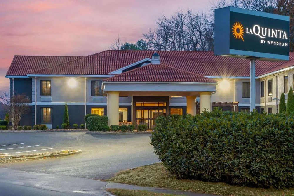 La Quinta Inn by Wyndham Radford hotel hero