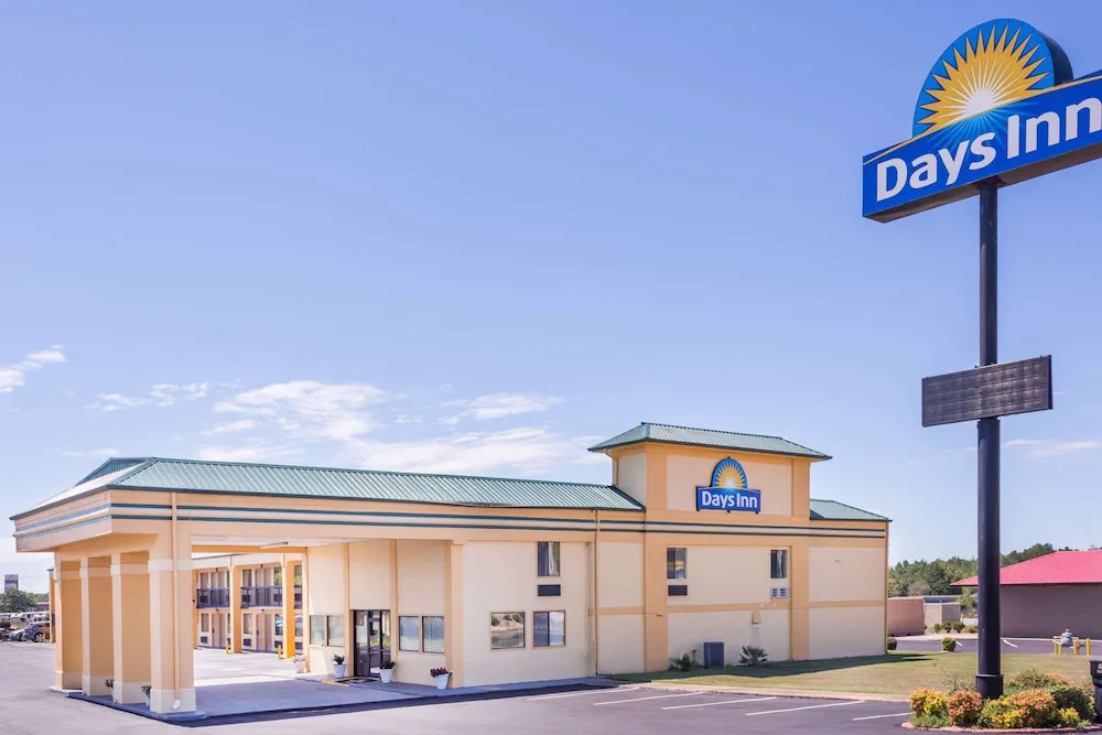 Days Inn by Wyndham Byron hotel hero