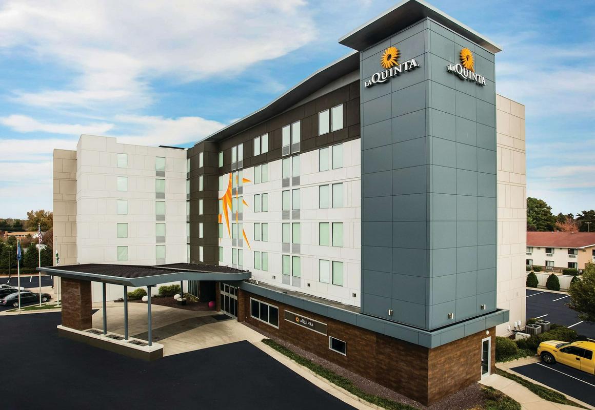 La Quinta Inn & Suites by Wyndham Winchester hotel hero