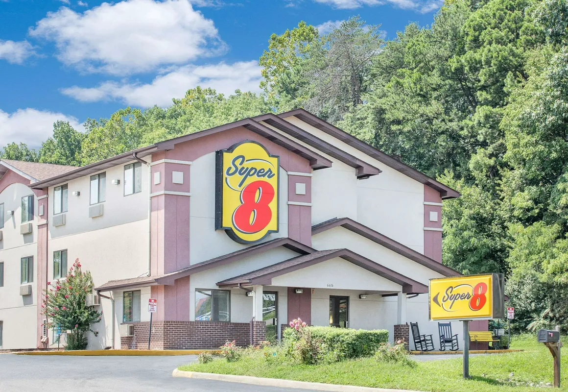 Super 8 by Wyndham Roanoke VA hotel hero