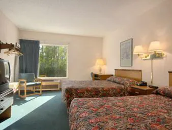 Days Inn by Wyndham Cadillac hotel detail image 4