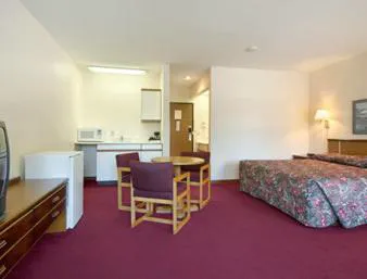 Days Inn by Wyndham Cadillac hotel detail image 4