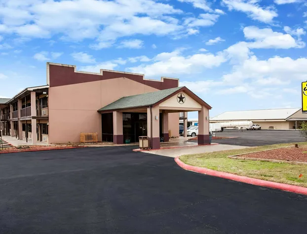 Super 8 by Wyndham Giddings hotel detail image 1