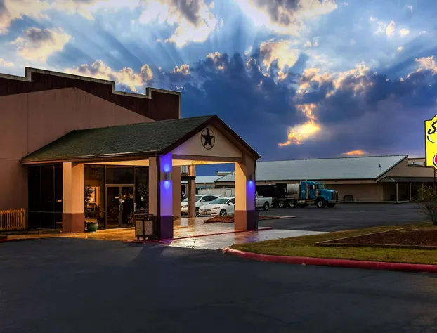 Super 8 by Wyndham Giddings hotel detail image 2