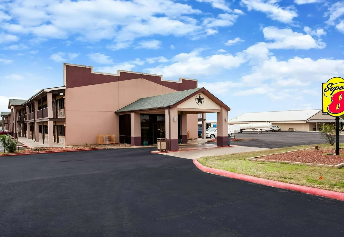 Super 8 by Wyndham Giddings hotel hero