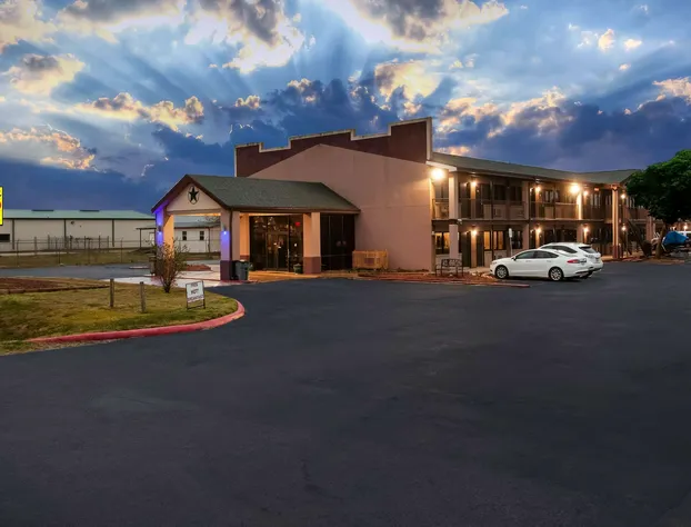 Super 8 by Wyndham Giddings hotel detail image 2