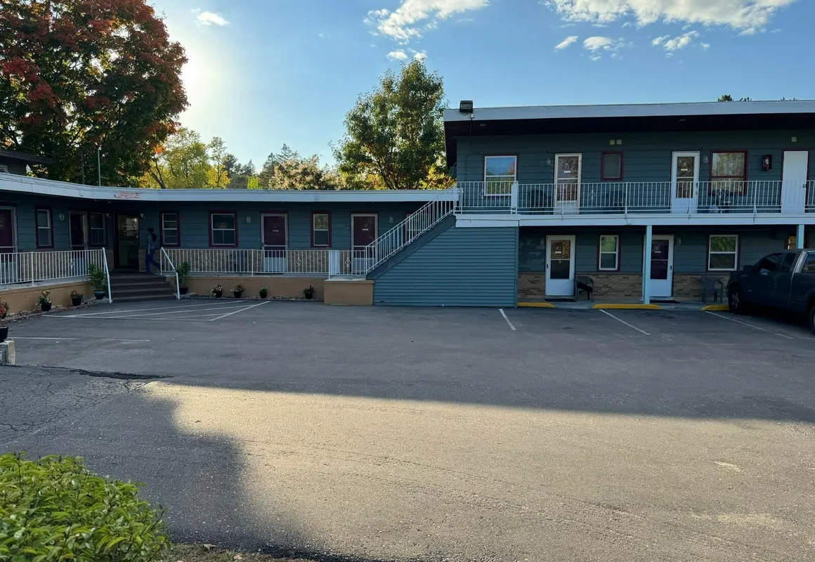 Economy Inn Cadillac hotel hero