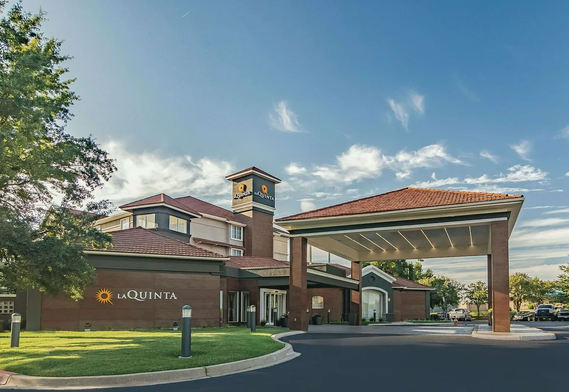 La Quinta Inn & Suites by Wyndham Alexandria Airport hotel hero