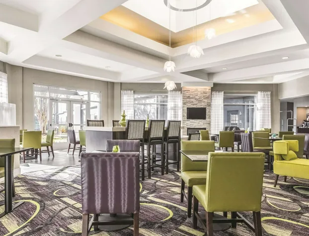 La Quinta Inn & Suites by Wyndham Alexandria Airport hotel detail image 2