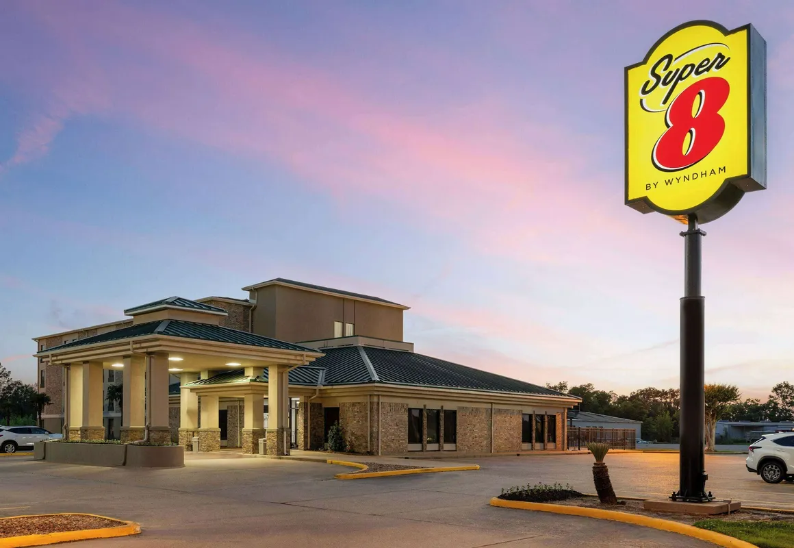 Super 8 by Wyndham Alexandria LA hotel hero
