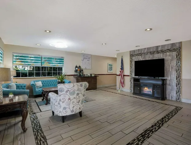 Quality Inn & Suites Medford Airport hotel detail image 1