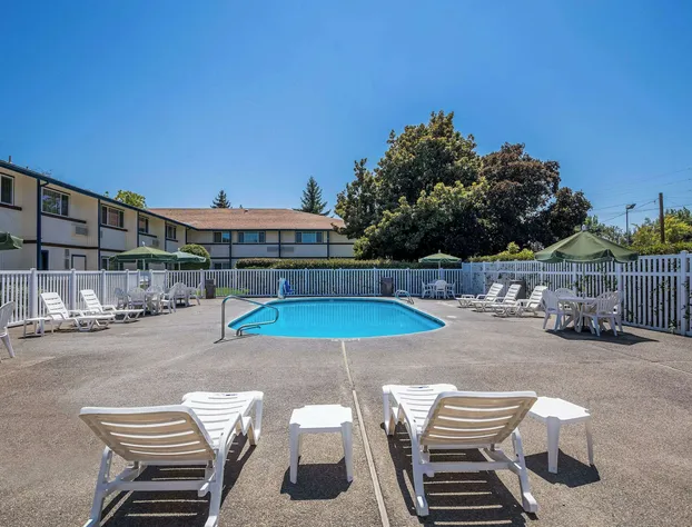 Quality Inn & Suites Medford Airport hotel detail image 4